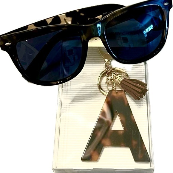 Victoria Leland Designs Accessories - Victoria Leland Designs Bundle Tortoiseshell Sunglasses with Keychain